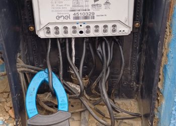 Enel remove ligação irregular em fábrica de gelo durante operação na Região dos Lagos