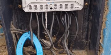 Enel remove ligação irregular em fábrica de gelo durante operação na Região dos Lagos