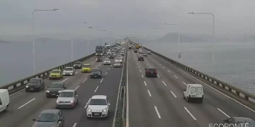 Engavetamento na Ponte Rio-Niterói causa lentidão; via foi totalmente liberada