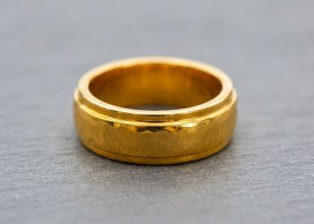 Ouro 22k mantém pureza e cor vibrante, diferencial de luxo na joalheria mundial