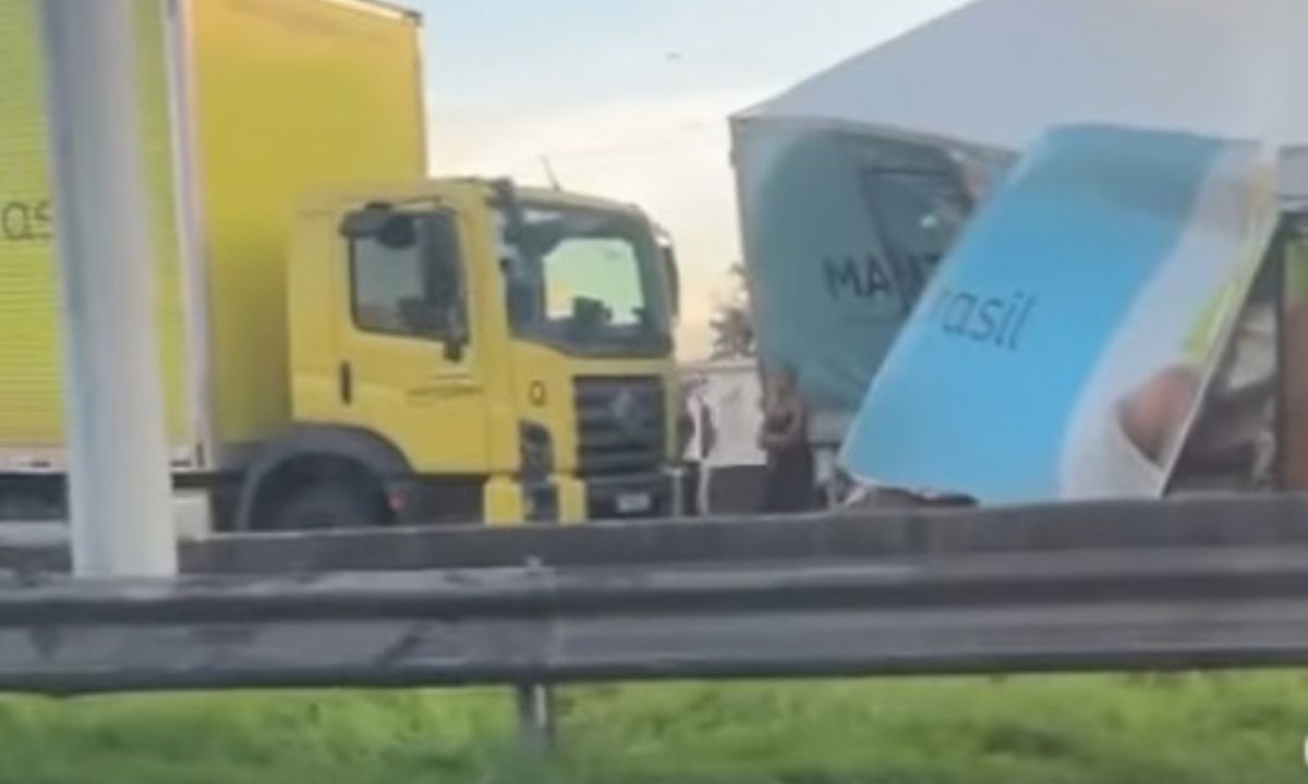 Acidente com vários veículos deixa feridos e provoca retenções na Rodovia Presidente Dutra, na Baixada Fluminense.