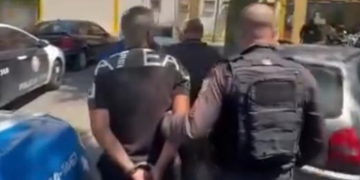 Dupla é presa em São Gonçalo com moto roubada e pistola durante patrulhamento