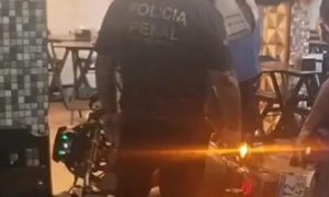 Tentativa de assalto em São Gonçalo termina com suspeito baleado após confronto durante ação criminosa. Caso será investigado.