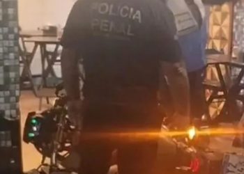 Tentativa de assalto em São Gonçalo termina com suspeito baleado após confronto durante ação criminosa. Caso será investigado.