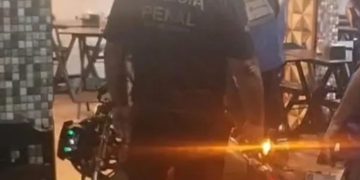 Tentativa de assalto em São Gonçalo termina com suspeito baleado após confronto durante ação criminosa. Caso será investigado.