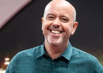 Alex Escobar anuncia cirurgia de pólipos nas cordas vocais e reforça otimismo