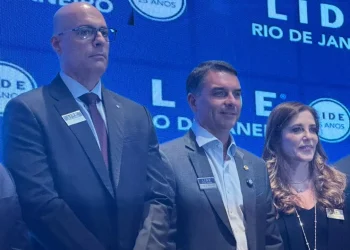 Flávio Bolsonaro comenta suspensão de lei sobre eleição indireta no Rio de Janeiro