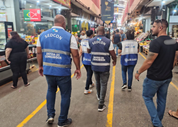 Fiscalização no Rio descobre produtos sem validade e exposição irregular de pescados antes da Semana Santa