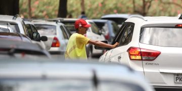Cobranças abusivas por flanelinhas no Aterro do Flamengo geram insegurança e irregularidades