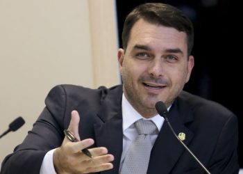 Senador Flávio Bolsonaro realiza cirurgia para corrigir hipermetropia em Brasília