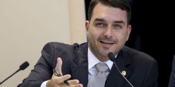 Senador Flávio Bolsonaro realiza cirurgia para corrigir hipermetropia em Brasília