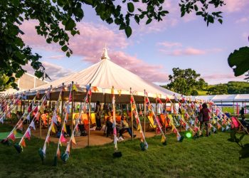 Flip anuncia participação de autores brasileiros no Hay Festival de 2026