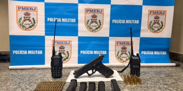 Homem com antecedentes criminais é baleado e preso em Niterói com armas e munições