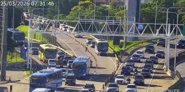 Niterói enfrenta congestionamento crítico devido a acidente na BR-101 e alta demanda de veículos