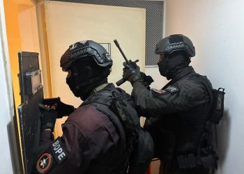 Homem é preso após manter mulher e bebê reféns na Barra da Tijuca, Rio de Janeiro