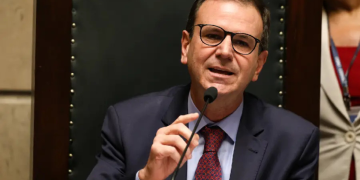 Eduardo Paes deixa a Prefeitura do Rio para disputar governo estadual e transmite comando a Cavaliere