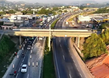 Carreta que transportava retroescavadeira danifica viaduto na Dutra e causa longas filas