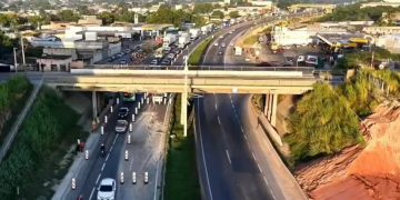 Carreta que transportava retroescavadeira danifica viaduto na Dutra e causa longas filas