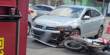 Acidente entre carro e moto em Niterói deixa duas pessoas feridas na Zona Sul