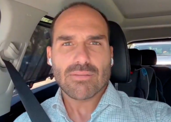 Polícia Federal cita Eduardo Bolsonaro em investigação por abandono de cargo e conspiração