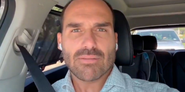 Polícia Federal cita Eduardo Bolsonaro em investigação por abandono de cargo e conspiração