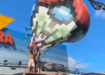 Homens tentam pegar balão em rua movimentada de Realengo, ameaçando segurança e meio ambiente