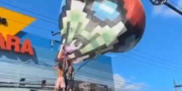 Homens tentam pegar balão em rua movimentada de Realengo, ameaçando segurança e meio ambiente