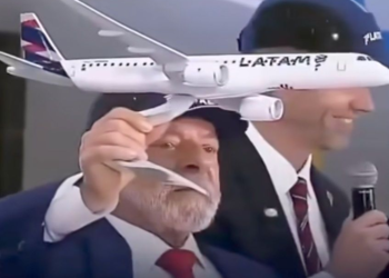 Lula brinca com maquete de avião em evento da Latam durante visita oficial a São Paulo