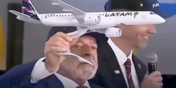 Lula brinca com maquete de avião em evento da Latam durante visita oficial a São Paulo