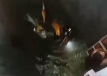 Motociclista sofre queda em valão na Alameda São Boaventura, em Niterói