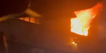 Incêndio destrói imóvel na Rua Nilo Peçanha, em São Gonçalo, mas não há feridos