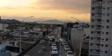 Acidente na Ponte Rio-Niterói causa trânsito intenso e congestionamento de uma hora