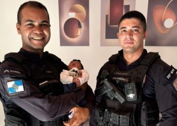 Policiais salvam bebê de seis dias engasgada com leite em Barra Mansa