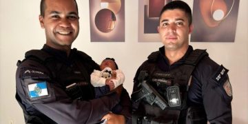 Policiais salvam bebê de seis dias engasgada com leite em Barra Mansa