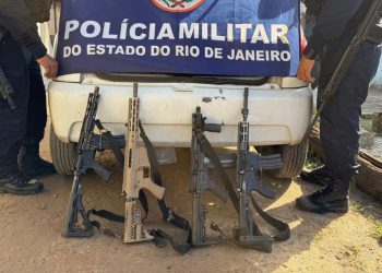 Polícia prende suspeitos e apreende armas pesadas em operação na Baixada Fluminense