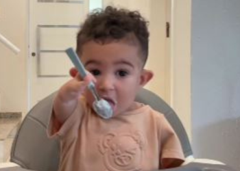 Pai incentiva filho com deficiência a superar dificuldades e conquista milhões nas redes