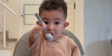 Pai incentiva filho com deficiência a superar dificuldades e conquista milhões nas redes