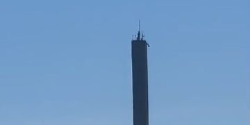 Homem tenta furtar cabos de obelisco na Ponte Rio-Niterói e é resgatado pelos agentes