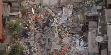 Desabamento de casa de idosos em BH deixa uma morte e permanece com vítimas soterradas