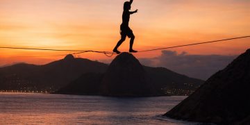 Highline de 200 metros na Prainha de Piratininga destaca Niterói como berço do esporte no Brasil