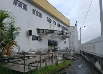 Homem é encontrado esfaqueado dentro de casa em Itaipu, Niterói