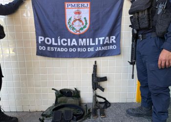 Homem é preso com fuzil e munições na Comunidade do Santo Cristo, em Niterói
