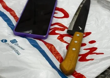 Suspeito que ameaçava pessoas com faca em Niterói é detido pela Polícia Militar e levado à delegacia.