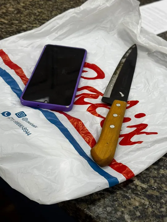 Suspeito que ameaçava pessoas com faca em Niterói é detido pela Polícia Militar e levado à delegacia.