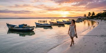 Praia do Siqueira, em Cabo Frio, destaca-se pela tradição pesqueira e pôr do sol na laguna