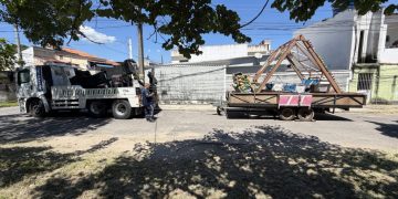 Operação na Zona Oeste retira parque de diversões clandestino na Praça Roberto Lyra