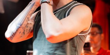 Zé Vaqueiro faz surpresa na Rocinha e aquece público com forró no Rio de Janeiro