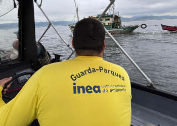 Três pessoas são autuadas por coleta ilegal de mexilhões na Reserva de Itaipu, em Niterói