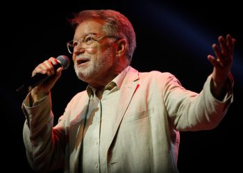 João Caetano lança álbum “Mil Voltas” em show beneficente no Fashion Mall