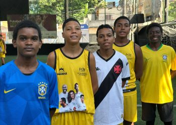 Rayan, ex-jogador do Vasco, é convocado para a seleção brasileira e inspira crianças de projeto social